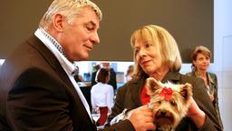 Der Millionär Hofmeister (Heinz Hoenig) und Linas Mutter Mutter Ada (Gabriele Dossi) stellen fest, dass sie beide ein Herz für Hunde haben.