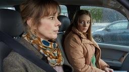 Der Moment vor dem Verschwinden: Deborah (Milena Dreissig) fährt mit ihrer Tochter Amelie (Charlotte Lorenzen, re.) zum Supermarkt.