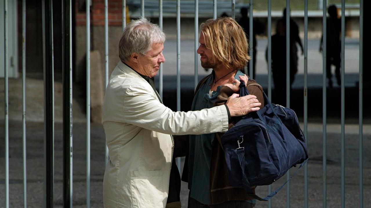 Der pensionierte Kommissar Van Veeteren (Sven Wollter, links) begrüßt seinen Sohn Erich (Josef Säterhagen), den er während des Hafturlaubs betreut.