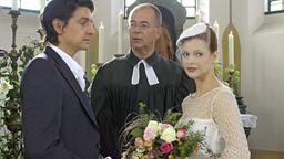 Der Pfarrer (Alexander Duda, Mitte) ist einigermaßen überrascht, als Nina (Suzan Anbeh) ihrem Bräutigam Niklas (Gregor Törzs) das Ja-Wort verweigert.