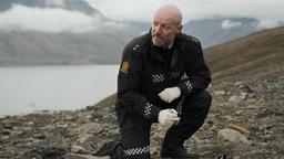 Der Polizist Eivind (Erik Madsen) hilft bei der Suche nach Victor.