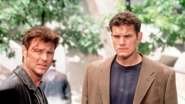 Der Polizist John Rykker (Greg Evigan, li.) sucht nach einem schweren Erdbeben in den Trümmern von New York zusammen mit seinem Partner Eric Steadman (Götz Otto) nach seiner Frau und seiner Tochter.