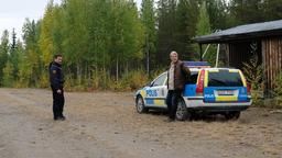 Der Polizist Richardsson (Johannes Kuhnke) holt Erik (Rolf Lassgård, re.) zur Vernehmung ab.
