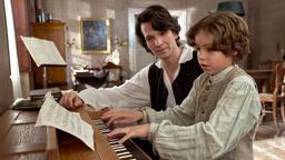 Der rebellische Schauspieler Pfeiffer (Sabin Tambrea) prägt den achtjährigen Louis van Beethoven (Colin Pütz, re.).