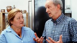 Der Rechtsanwalt Dr. Gössel (Michael Gwisdek) hat schlechte Nachrichten für Marga (Marianne Sägebrecht).
