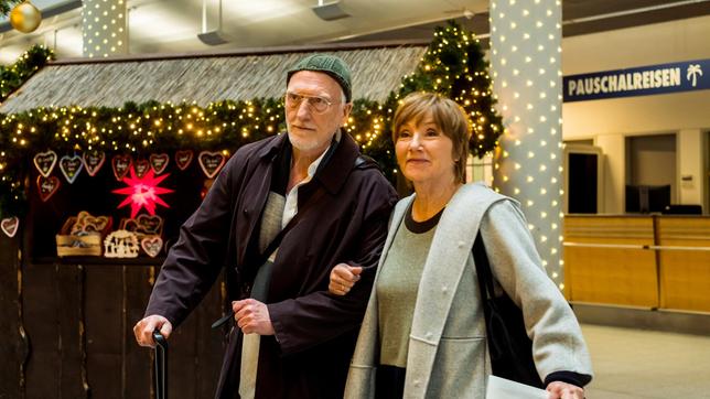 Bild: ARD Degeto/Gordon Mühle Der Rentner Karl (Ernst Stötzner) und seine Frau Charlotte (Ruth Reinecke) möchten verreisen.