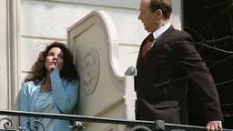 Der Rezeptionist (Arnfried Lerche) traut seinen Augen kaum, als er Hannah (Gudrun Landgrebe) auf dem Balkon ihres Zimmernachbarn entdeckt.
