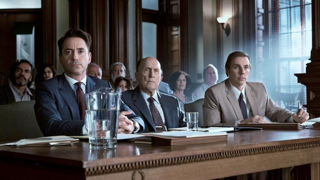 Bild: ARD Degeto Der Richter (Robert Duvall, Mitte) auf der Anklagebank: Staranwalt Hank Palmer (Robert Downey Jr., li.) übernimmt gemeinsam mit dem unerfahrenen C. P. Kennedy (Dax Shepard) die Verteidigung seines Vaters.