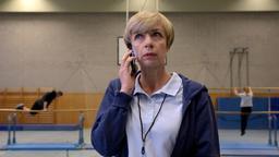 Der Schüleraustausch ist ihre Idee: Klassenlehrerin (Anna Stieblich) sorgt sich um die Einsamkeit von Fiona.