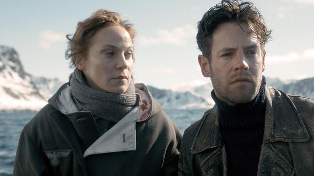 Bild: ARD Degeto/Riva Filmproduktion Der schwedische Sprengstoffexperte Gustav (Richard Ulfsäter) und die deutsche Wissenschafts-Assistentin Leni (Jeanette Hain) geraten während des Krieges in Loyalitätskonflikte.