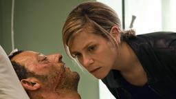 Der schwer verletzte Charly Mattei (Jean Reno) macht der Polizistin Marie Goldman (Marina Foïs) klar, dass er ihr nicht helfen wird.