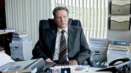 Der Senior Manager Phil (Chris Cooper) weiß, dass er in seinem Alter nie wieder einen neuen Job finden wird.