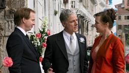 Der smarte britische Geschäftsmann Charles (Philipp Brenninkmeyer, Mitte) begrüßt Tillmann (Johann von Bülow) und Clarissa (Aglaia Szyszkowitz) zu seiner pompösen Hochzeit in Venedig.