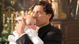 Der stolze Gerhard (Gregor Bloéb) bei der Taufe von seiner Tochter Lena.