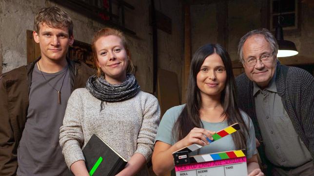 Bild: ARD Degeto/SWR/Daniel Schmid Von links nach rechts: Frederik Bott (Rolle Hannes), Regisseurin Isabell Braak, Anna Fischer (Rolle Lisa Taubenbaum) und Hartmut Volle (Rolle Alfons Taubenbaum)