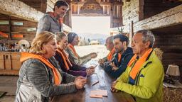 Der Trainer Markus Zahm (Steffen Groth, stehend) möchte das Familienunternehmen von Aslan (Tayfun Bademsoy, re.) wieder auf Kurs bringen. Marleen (Petra Kleinert, li.), Claudia (Annika Blendl, 2. v. li.) und Tobias (Karim Günes) sind genauso zerstritten wie Sophie (Aglaia Szyszkowitz, hinten links) und Barthl (Friedrich von Thun, hinten rechts).