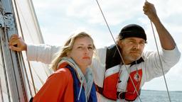 Der Umweltschützer Dr. Jens Groote (Christian Kohlund) nimmt die Rechtsanwältin Corinna Jacobs (Maria Furtwängler) mit zu einer Bootsfahrt.