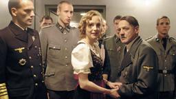 Der Untergang: Adolf Hitler und Eva Braun feiern im Führerbunker den Geburtstag des Diktators.