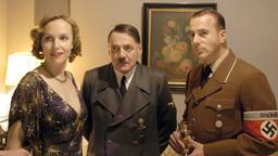 Der Untergang: Albert Speer (Heino Ferch), Rüstungsminister, Lieblingsarchitekt und treuer Gefolgsmann Hitlers feiert mit dem Führer und Eva Braun