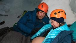 Der verletzte Bergführer Gregor Blanz (Nicholas Reinke) versucht seine schwangere Frau Elisabeth (Gabriela Lindl) zu beruhigen. Die Wehen haben eingesetzt und draussen tobt ein Schneesturm