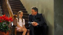 Der viel beschäftige Christof (Bernhard Schir) nimmt sich endlch einmal wieder Zeit für ein Gespräch mit seiner Tochter Emma (Hanna Heile).