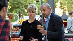 Der Volkshochschul-Lehrer Alexander (Dominique Horwitz) und eine Schülerin Miriam (Lisa Wagner) gehen gemeinsam auf dem Markt einkaufen.