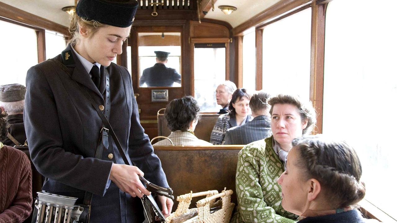 Der Vorleser: Straßenbahn-Schaffnerin Hanna (Kate Winslet) kontrolliert Tickets.