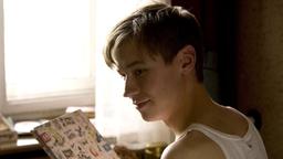 Der Vorleser: Michael Berg (David Kross) mit einem Buch.