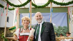 Der Vorsitzende des Weinvereins (Reinhard Forcher) lässt sich mit der prämierten Winzerin Franziska  (Uschi Glas) gerne fotografieren.