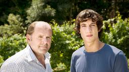 Der Winzer Josef (August Schmölzer) und Franziskas Sohn David (Laurence Rupp) würden den Streit um das Weingut gerne friedlich beilegen.