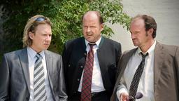 Der Winzer Josef (August Schmölzer) wird von seinen Abnehmern, Vertreter eines Billig-Discounters (Gernot Haas, li.; Gerhard Liebmann, re.), finanziell unter Druck gesetzt.