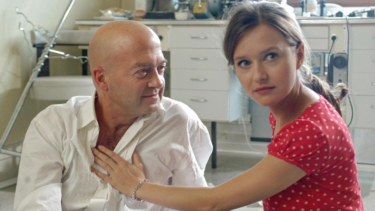 Der Zahnarzt Martin (Florian Martens) betrügt seine Frau mit seiner jungen Praxisgehilfin Annika (Stefanie Stappenbeck).