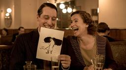 Der Zeichner Erich Ohser (Hans Löw) und seine Frau Marigard (Inga Busch) feiern im Kaffeehaus von Nietenführ.