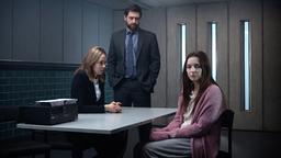 Detective Inspector Carne (Richard Rankin) und seine Partnerin Merchant (Valene Kane, l.i) gehen vorsichtig mit Ivy (Jodie Comer, re.) um.