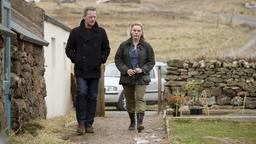  Detective Inspector Jimmy Perez (Douglas Henshall) vernimmt die Freundin des Ermordeten Leanne (Sara Vickers).