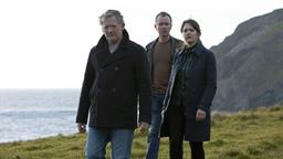 Detective Inspector Jimmy Perez (Douglas Henshall, li.), Detective Sandy Wilson (Steven Robertson, Mitte) und Detective Inspector Tosh (Alison O'Donnell, re.) ermitteln gemeinsam.