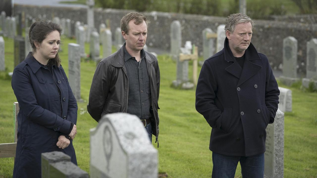 Detective Inspector Jimmy Perez (Douglas Henshall, re.), seine Kollegin Tosh (Alison O'Donnell, li.) und Detective Sandy Wilson (Steven Robertson, Mitte) auf der Beerdigung.