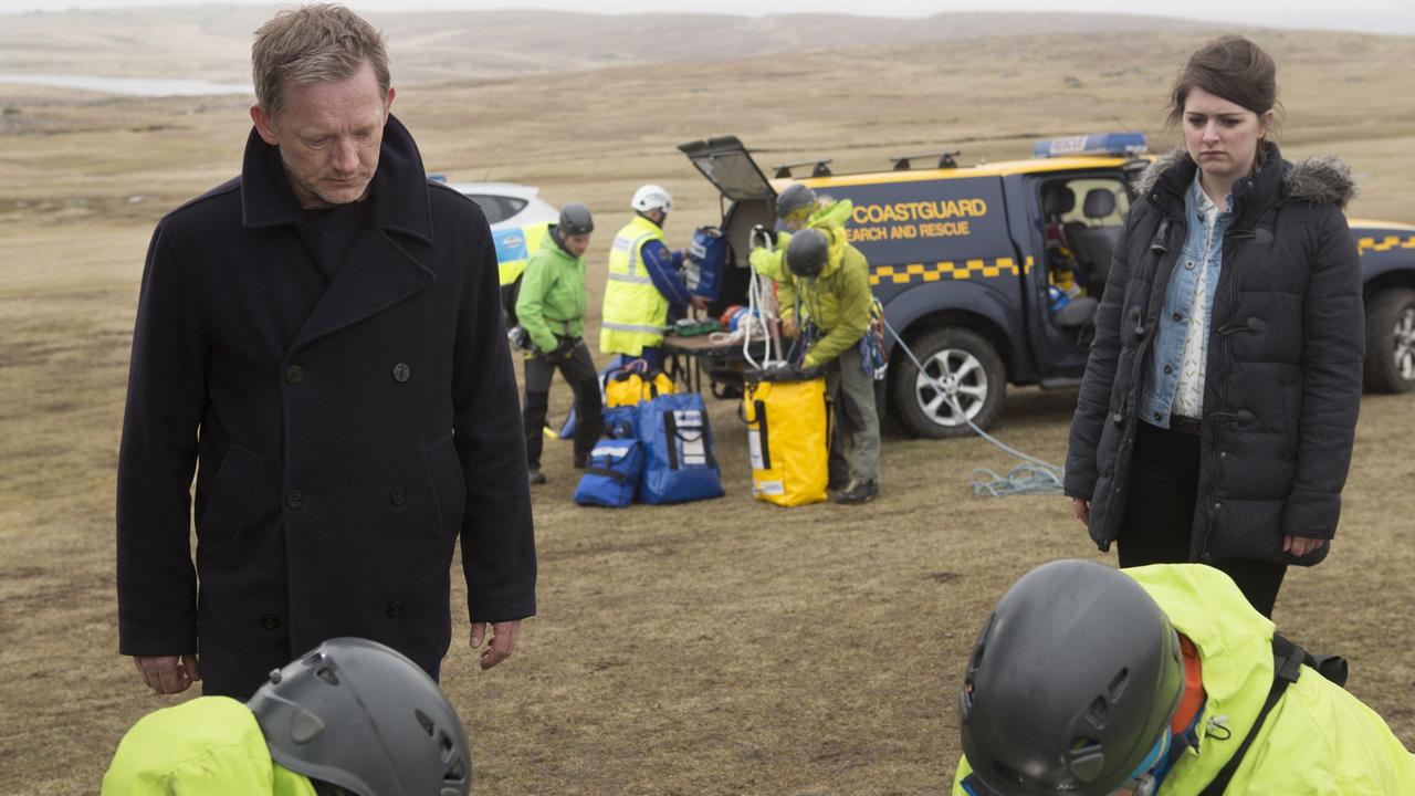 Detective Inspector Jimmy Perez (Douglas Henshall) und Kollegin Tosh (Alison O'Donnell) am Tatort eines weiteren Mordopfers.