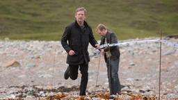 MORD AUF SHETLAND: Detective Inspector Jimmy Perez (Douglas Henshall) und sein Kollege Sandy Wilson (Steven Robertson) beeilen sich, um die Spuren am Tatort vor der Flut zu sichern.