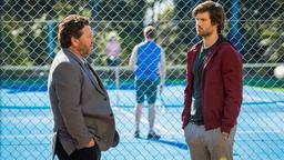 Detective Mike Shepherd (Neill Rea, li.) befragt Scotty (Dan Musgrove).