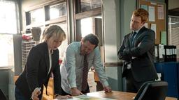 Detective Mike Shepherd (Neill Rea), Sims (Fern Sutherland) und Breen (Nic Sampson, re.) stehen vor einem rätselhaften Fall.