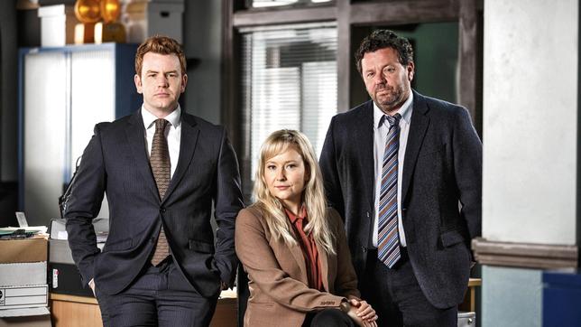 Detective Mike Shepherd (Neill Rea, re.) und sein Team D.C. Breen (Nic Sampson) und Kristin Sims (Fern Sutherland)