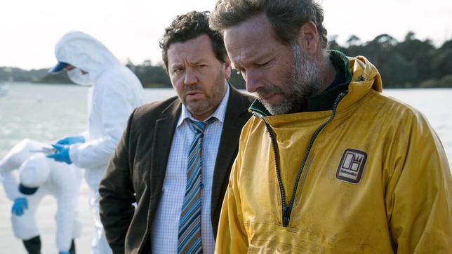 Bild: ARD Detective Mike Shepherd (Neill Rea, li.) verdächtigt Dominic Nichol (Phillip Spencer Harris).