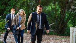 Detective Shepherd (Neill Rea, vorne), Sims (Fern Sutherland) und D. C. Breen (Nic Sampson) ermitteln im Unterholz.