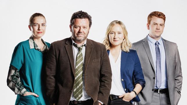 Bild: ARD Degeto Detective Shepherd (Neill Rea, 2. v. li.) und sein Team Kristin Sims (Fern Sutherland) und D. C. Breen (Nic Sampson, re.) klären mit Hilfe der Pathologin Gina (Cristina Ionda, li.) einen raffiniert als Unfall getarnten Mord unter Fallschirmspringern auf.