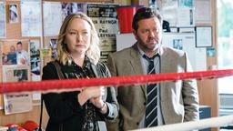 Detective Sims (Fern Sutherland, li.) und Detective Shepherd (Neill Rea) stoßen auf eine interessante Spur.