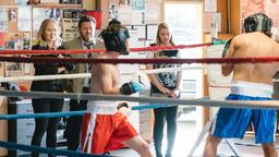 Detective Sims (Fern Sutherland, hinten li.) und Shepherd (Neill Rea, hinten 2. v. li.) ermitteln im Boxclub.