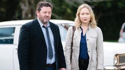 Detective Sims (Fern Sutherland, re.) und Shepherd (Neill Rea) ermitteln in einer Seniorenresidenz.