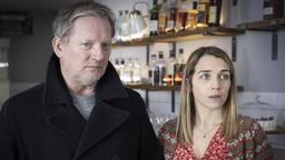 DI Jimmy Perez (Douglas Henshall, li.) beschützt seine Tochter Cassie Perez (Erin Armstrong, re.).