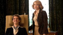 Diane (Claire Foy) holt Robin (Andrew Garfield) nach Hause.
